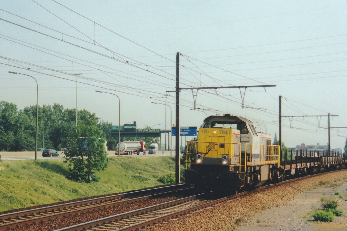 NMBS 7847 schleppt ein Leerzug durch Antwerpen-Luchtbal am 10 Juni 2006.