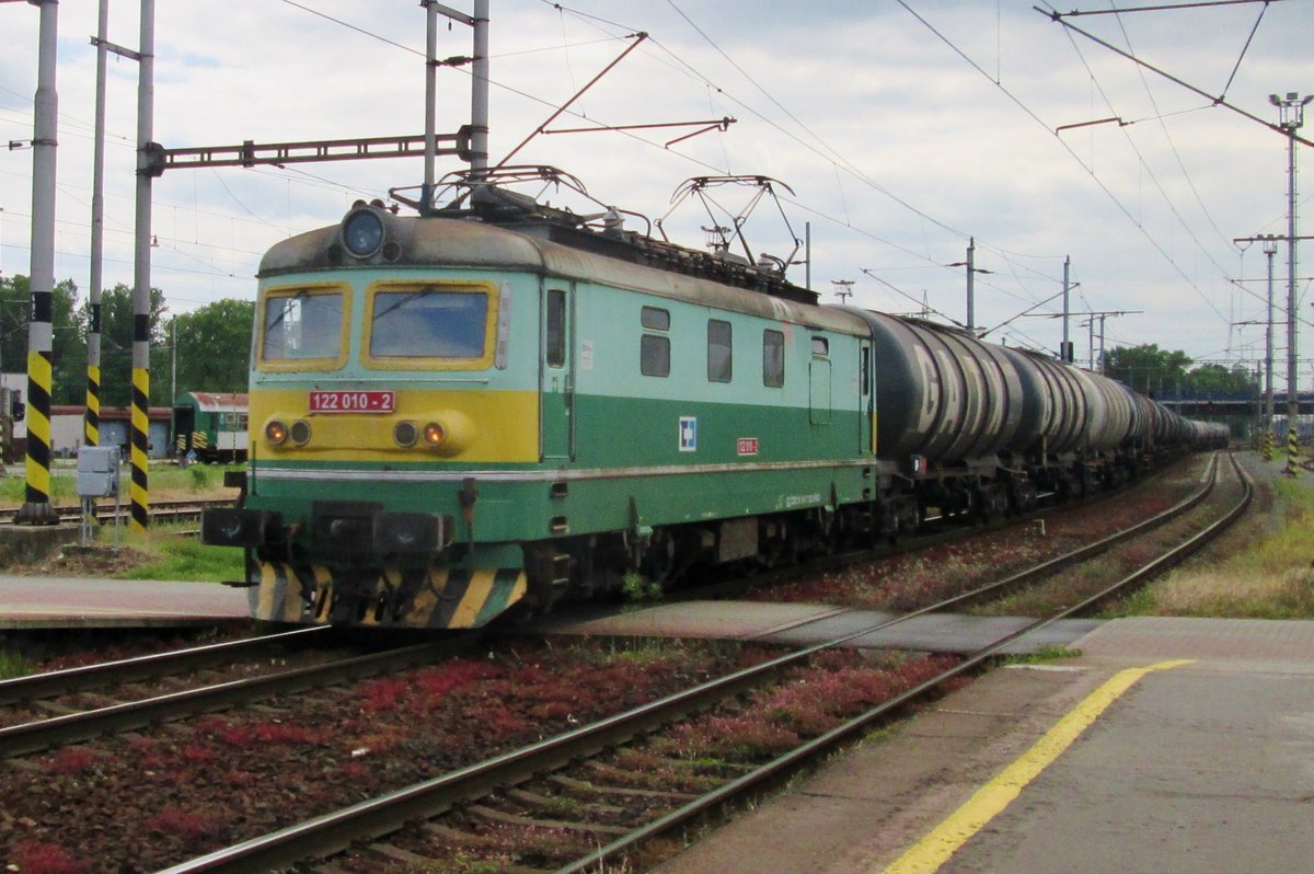 Noch in Altgrün zieht 122 010 ein Kesselwagenzug durch Ostrava hl.n. am 28 Mai 2015.