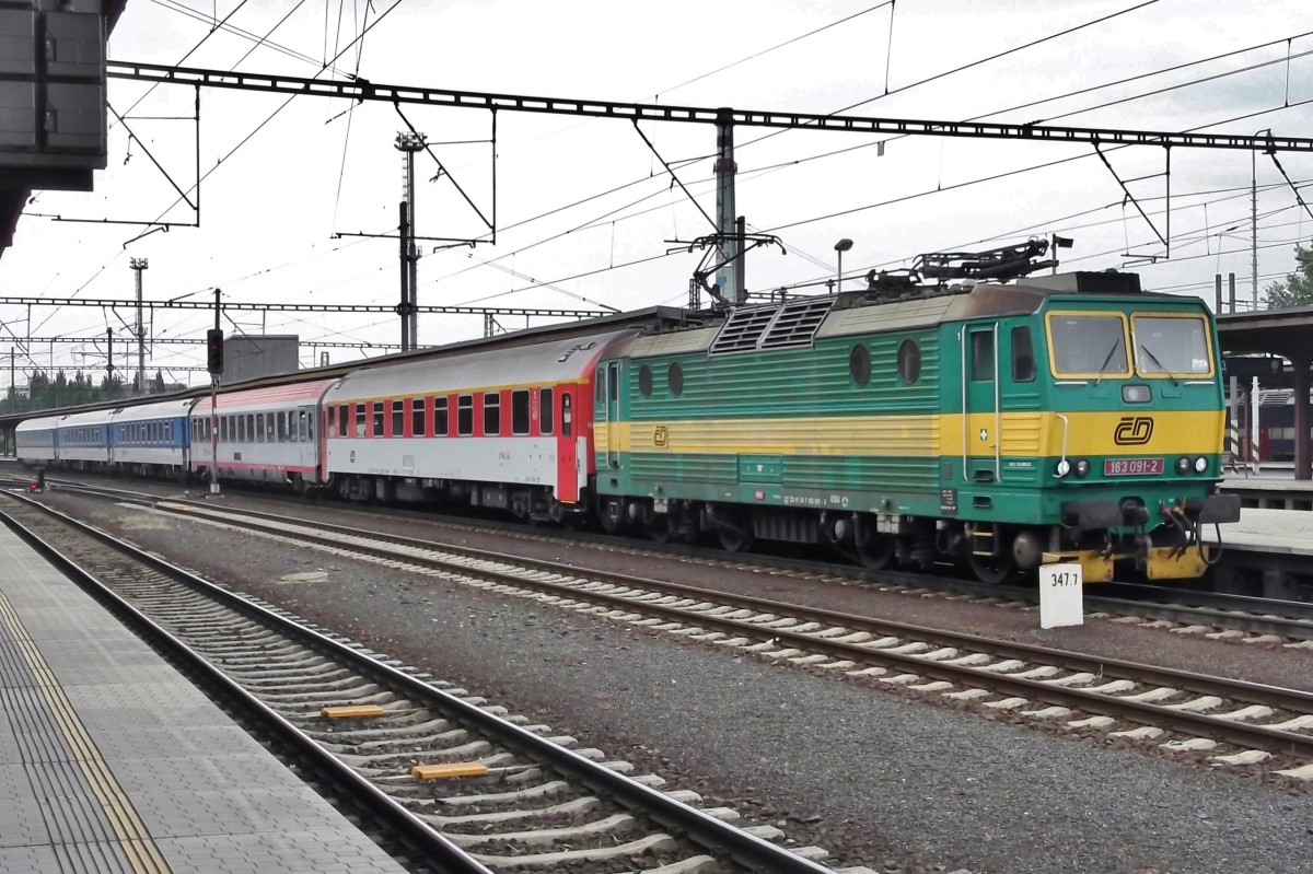 Noch immer in Altlackierun: 163 091 steht mit Schnellzug nach Zilina in Kolín am 24 Mai 2015.