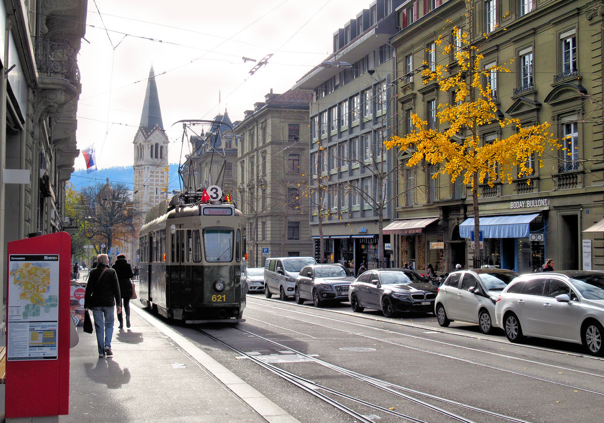 November-Impressionen aus Bern: Standard Motorwagen 621 von 1960 in der Schwanengasse  im weissen Dunst der kälter werdenden Jahreszeit. Dieser Wagen ist als einziger der Serie 621-630 (urspr. 121-130) in Bern geblieben, die andern 9 gelangten nach Iassi in Rumänien. 13.November 2020  
