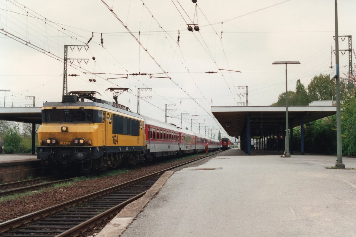 NS 1624 steht am 10 Mai 1995 mit EuroCity BONIFATIUS in Emmerich.