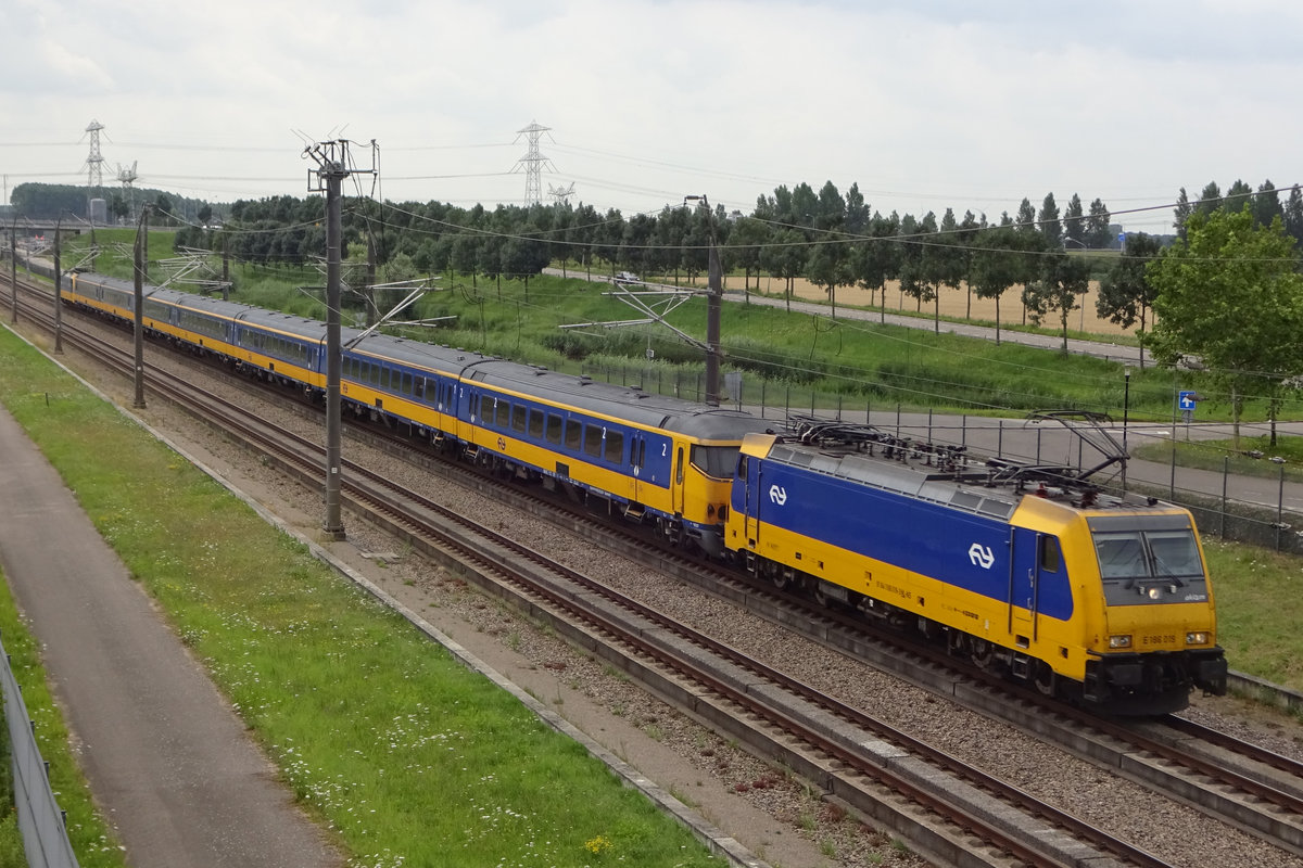 NS 186 019 durcheilt Lage Zwaluwe am 19 Juli 2019. 