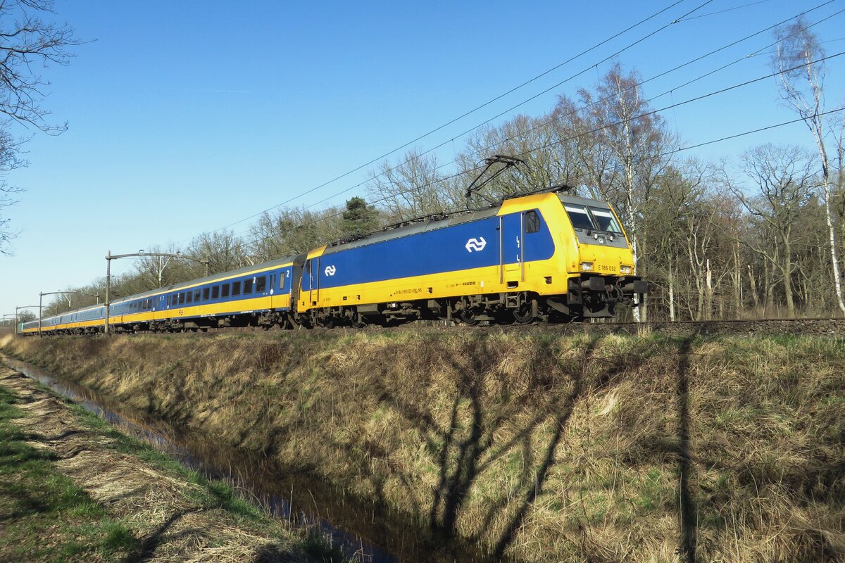 NS 186 032 zieht ein IC-Direct am 8 März 2022 bei Tilburg Oude Warande.