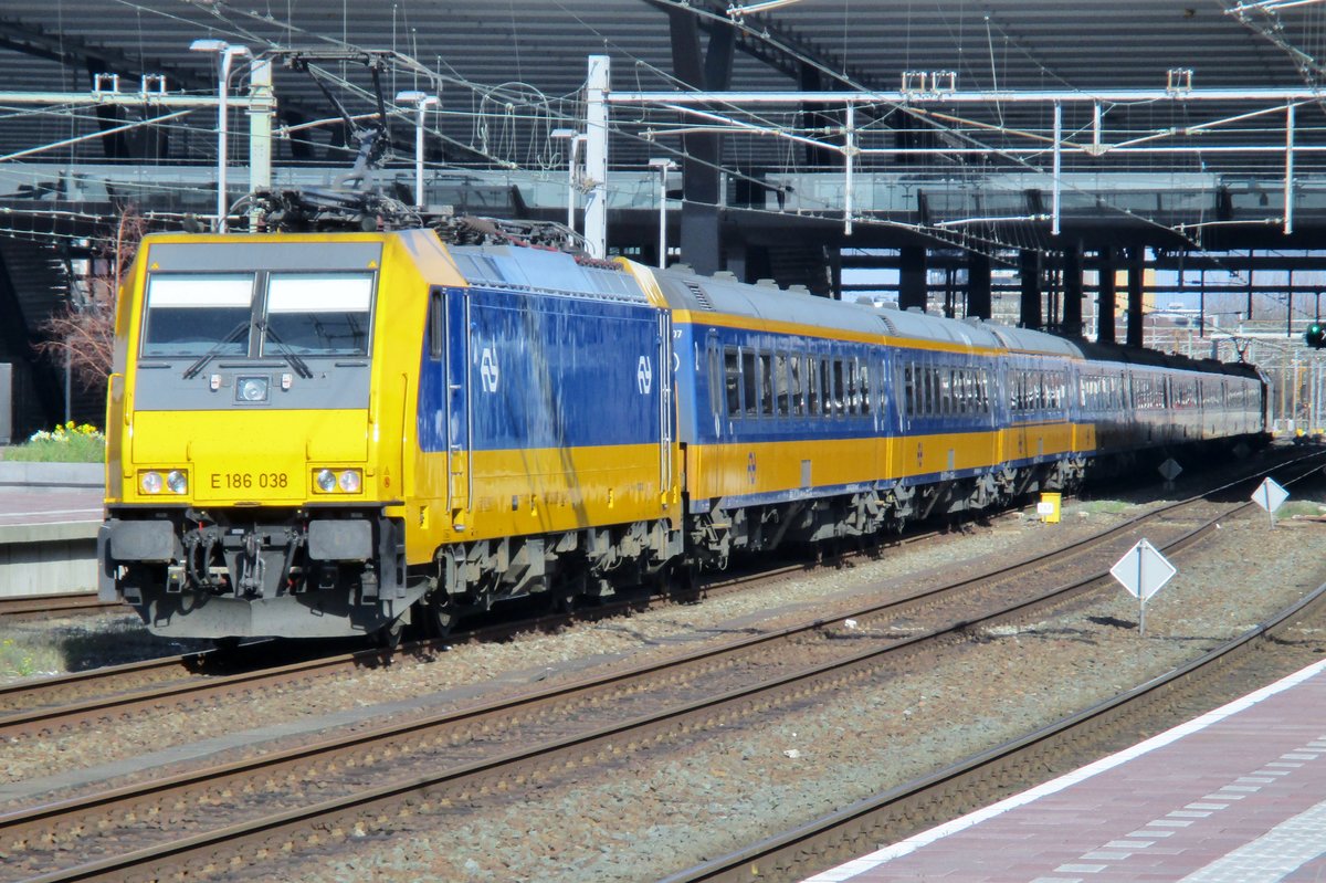 NS 186 038 verlässt mit ein IC nach Den Haag Centraal am 26 März 2017 Rotterdam Centraal.