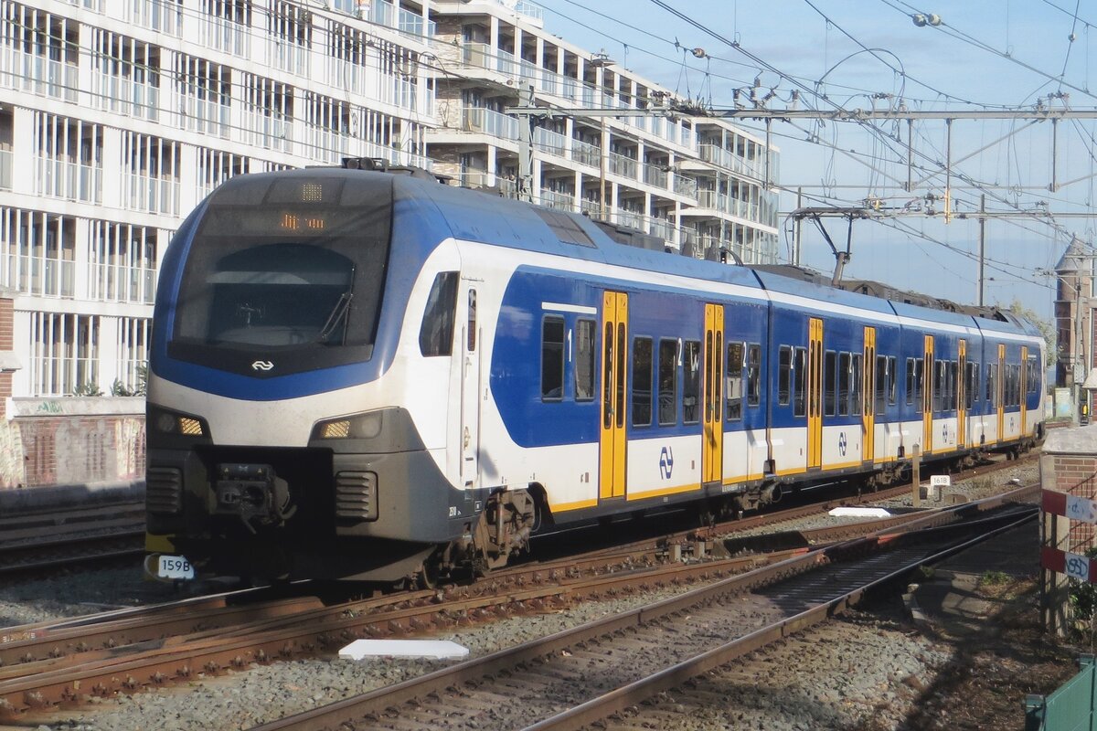 NS 2510 treft am 26 Oktober 2022 in Nijmegen ein nach soeben der Waalbrücke uberquert zu haben. 