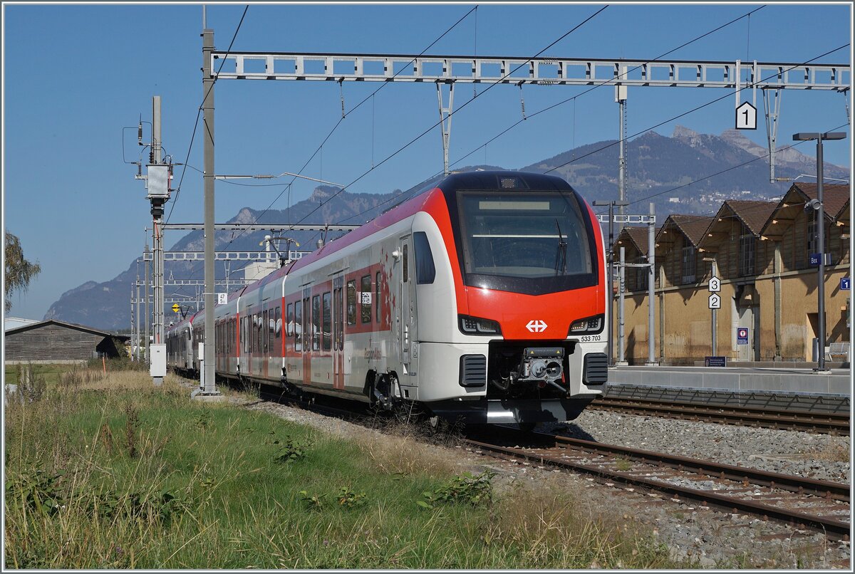 Nun werden sie wohl bald im Planbetrieb zu sehen sein die ersten neuen EVO RA Triebzüge, hier noch bei einer Testfahrt in Bex zu sehen: der neue RegionAlps RABe 533 703. Dahinter der SBB RABe 531 002. Interessanterweise ist der  RegionAlpes Triebzug trotz unterschiedlicher Farbgebung, einer anderen Einteilung der 1. Klasse und einer anderen Baureihen Bezeichnung ein SBB Triebzug, wie jedenfalls die UIC Nummer verkündet: RABe 94 85 0 533 703-0 CH-SBB.

30. Oktober 2024