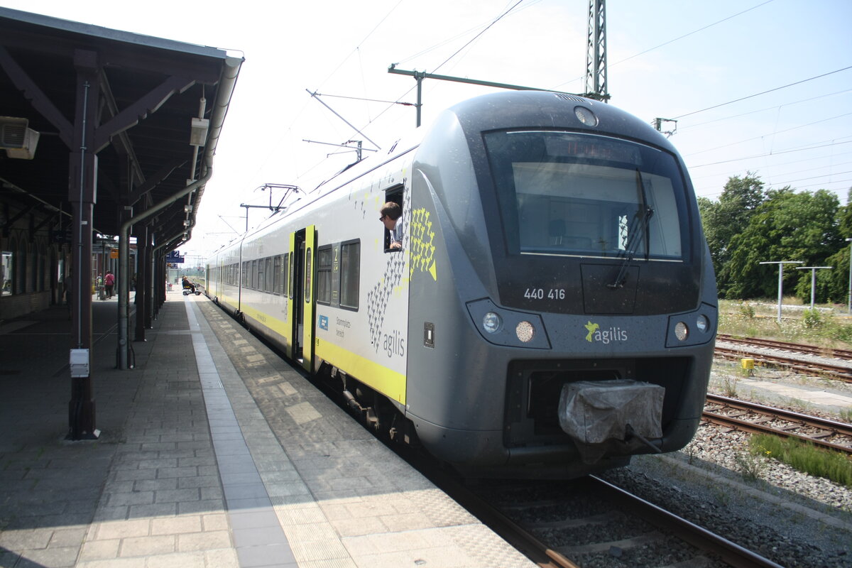 ODEG Ersatzfahrzeug 440 416 von Agilis als RE9 mit Ziel Ostseebad Binz im Bahnhof Bergen auf Rgen am 25.7.21