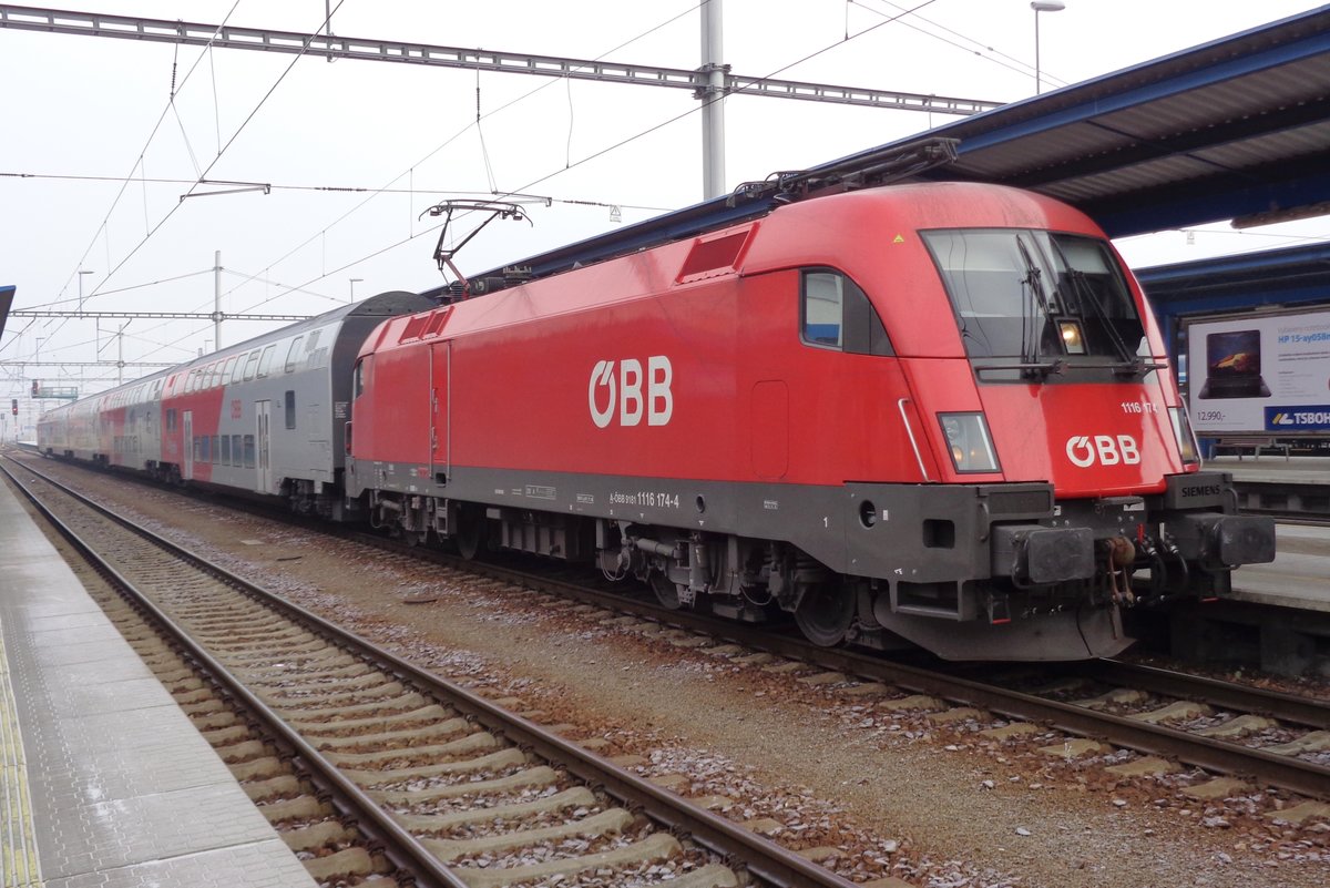 ÖBB 1116 174 steht am 31 Dezember 2016 morgens in Breclav.