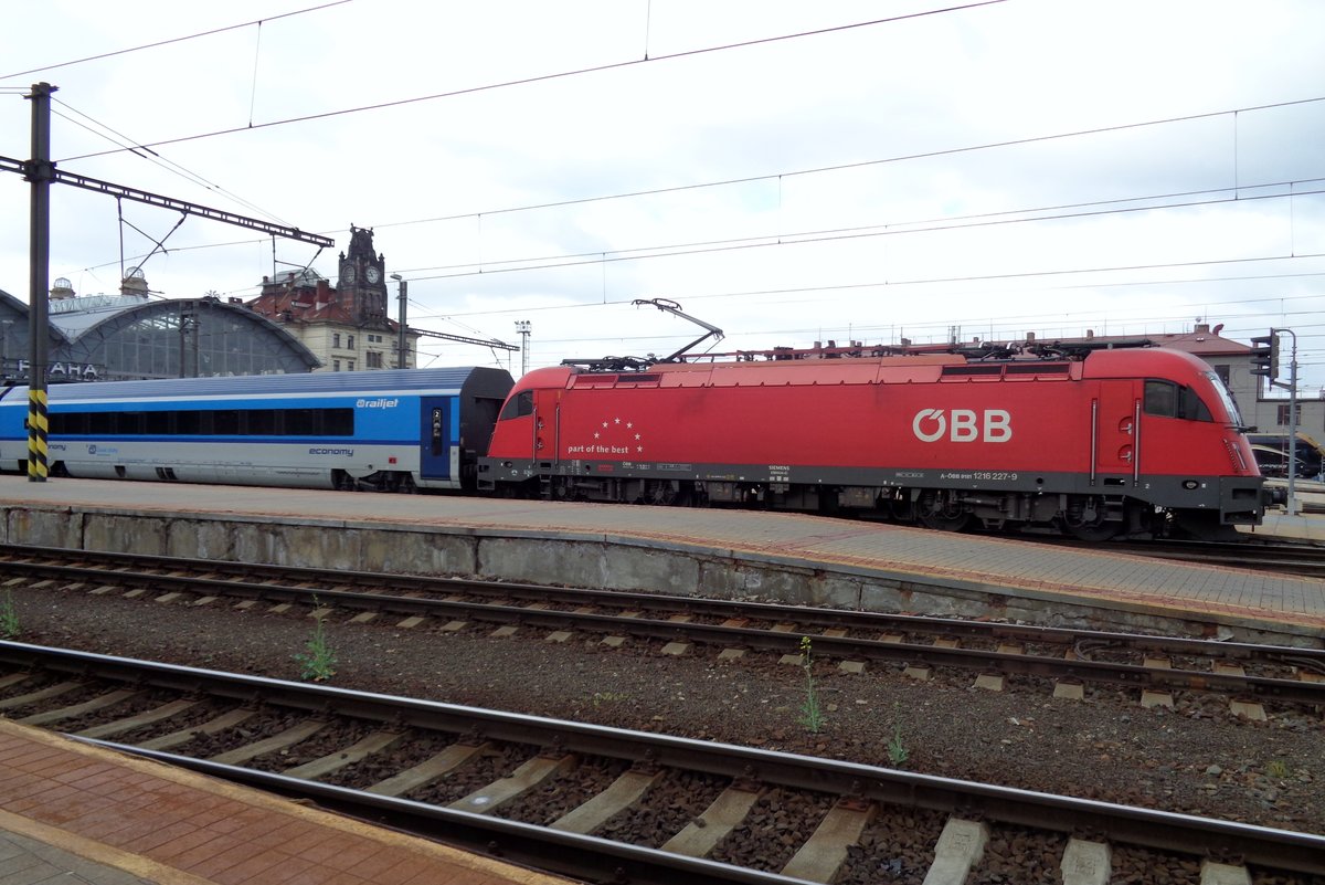 ÖBB 1216 227 steht am 5 April 2017 in Praha hl.n.