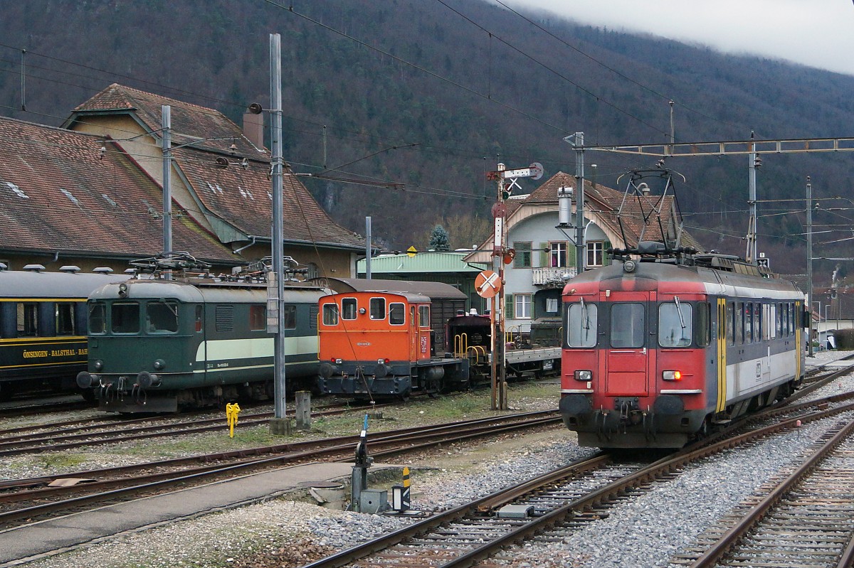 OeBB: Anstelle der Re 4/4 | 10009 stand am 3. Dezember 2014 der OeBB RBe 4/4 205 im G�terdienst. Bei der Ausfahrt Balsthal begegnete er der gr�nen Re 4/4 | 416 628-6. Auch auf dem Bahnhof Balsthal erinnert noch ein Fl�gelsingnal an fr�here Zeiten.
Foto: Walter Ruetsch 
