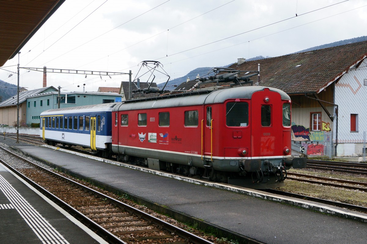 OeBB: Sonderzug bestehend aus der Re 4/4 | 10009 und einem OeBB ABt ex SBB am 11. Dezember 2014 in Balsthal auf die Abfahrt nach Oberburg wartend.
Bahnsujets der Woche 50/2014 von Walter Ruetsch