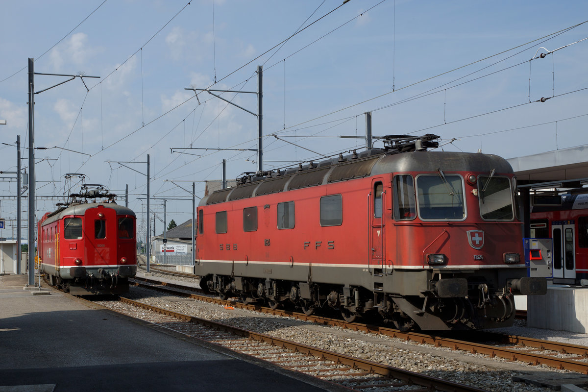OeBB/SBB: Kehrichtzug mit Re 4/4 I 10009 (ehemals SBB) und Re 6/6 11624  ROTHRIST  in Oensingen am 11. Juli 2016. Besonders zu betrachten sind die fehlenden Wappen von Rothrist !! Wer hat sie geklaut ?
Foto: Walter Ruetsch
