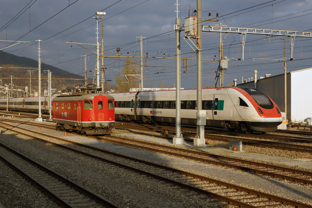 OeBB/SBB: Re 4/4 I 10009 (ehemals SBB) anlässlich einer Begegnung mit einem ICN in Oensingen am 12. November 2016.
Foto: Walter Ruetsch 