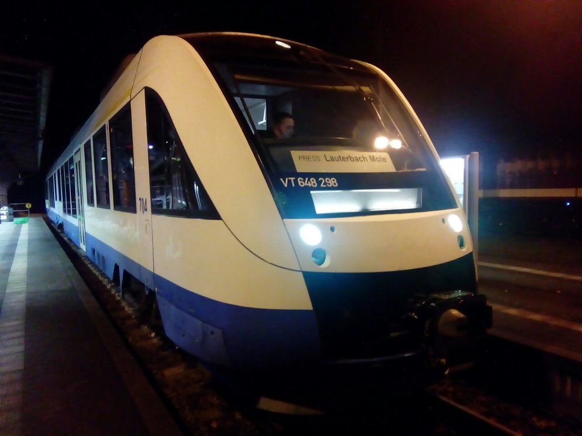 OLA VT 704 (648 298/798) fährt für die PRESS und wartet auf die Abfahrt nach Lauterbach Mole im Bahnhof Putbus am 2.11.17