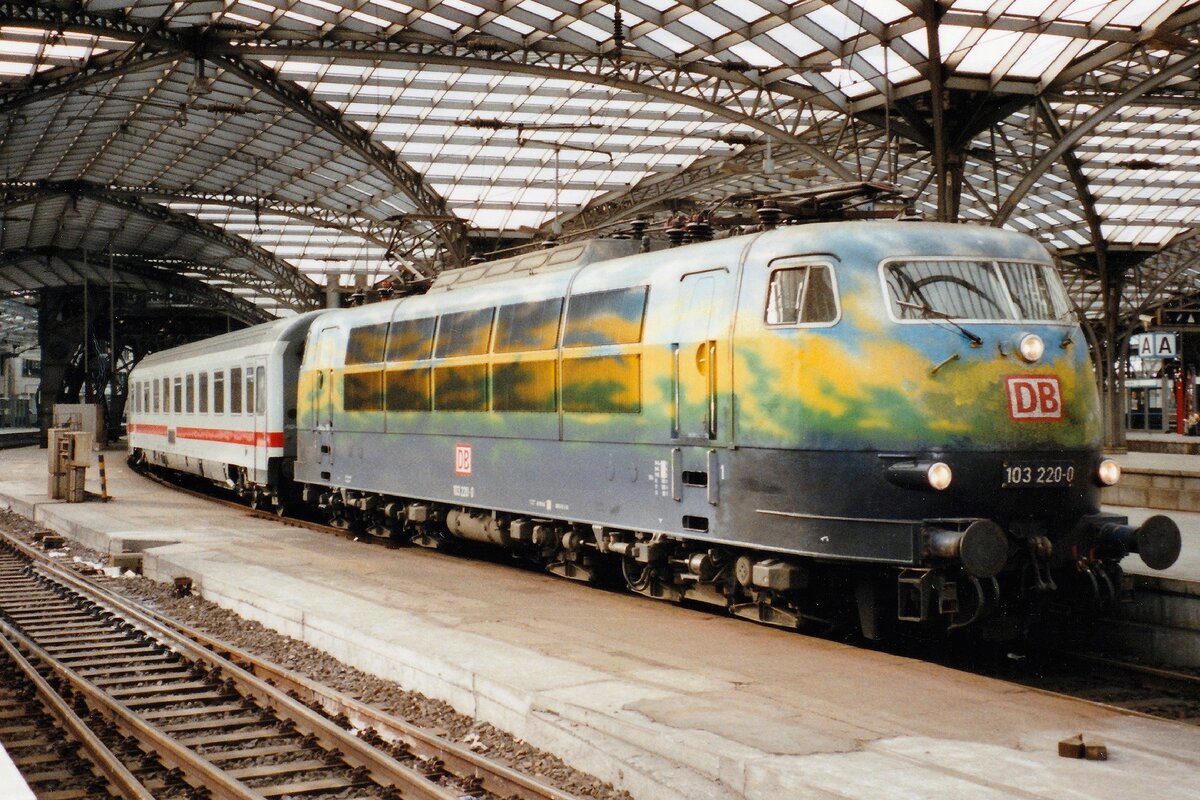 Parediesvogel 103 220 steht mit IC 701 nach Hamburg-Altona in Köln Hbf am 13 April 2001.