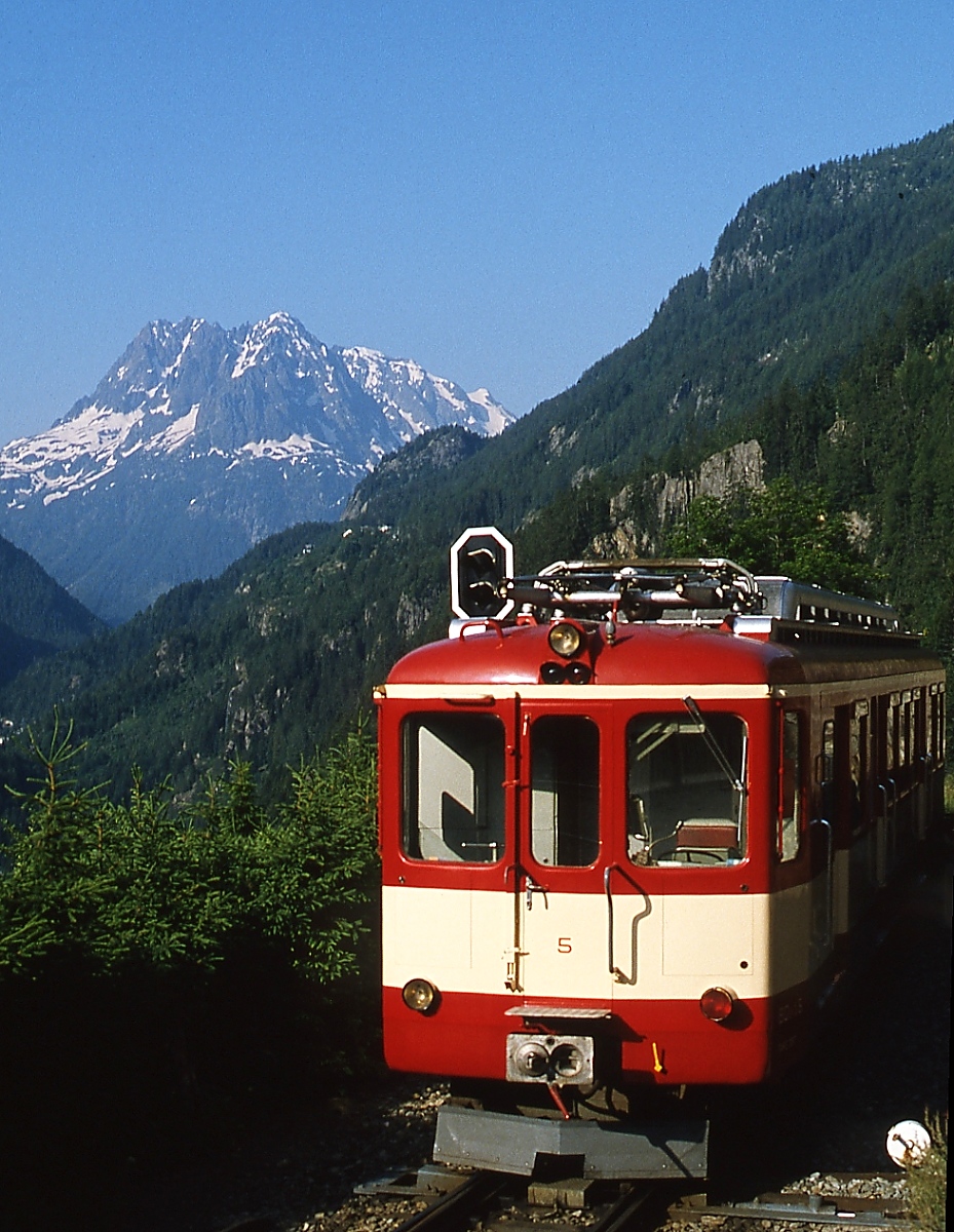 Passt gerade so... Schnappschuss aus einem nach Le Chatelard fahrenden Zug auf den in 
Finhaut abgestellten BDeh 4/4 5 (Juli 1983)