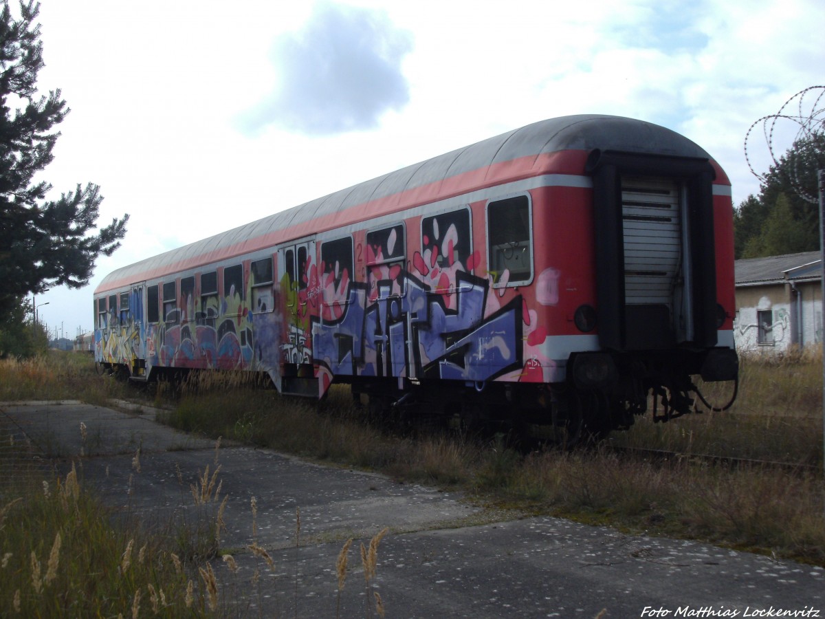 Personenwagen (Typ Nicht Bekannt) Grafittisiert abgestellt in Nesutrelitz am 7.10.13