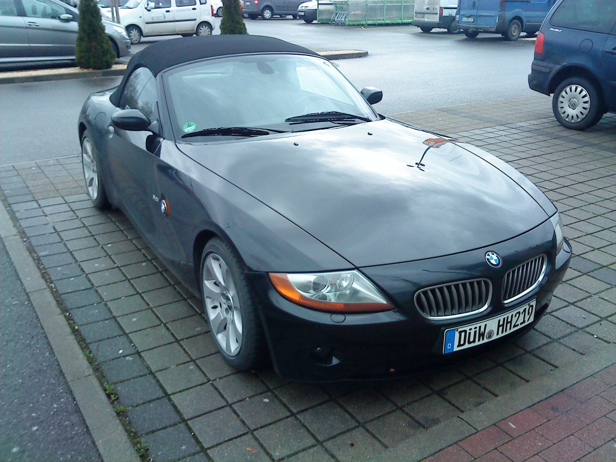 PKW BMW Z 4 gesehen auf dem Globus - Parkplatz am 06.01.2014