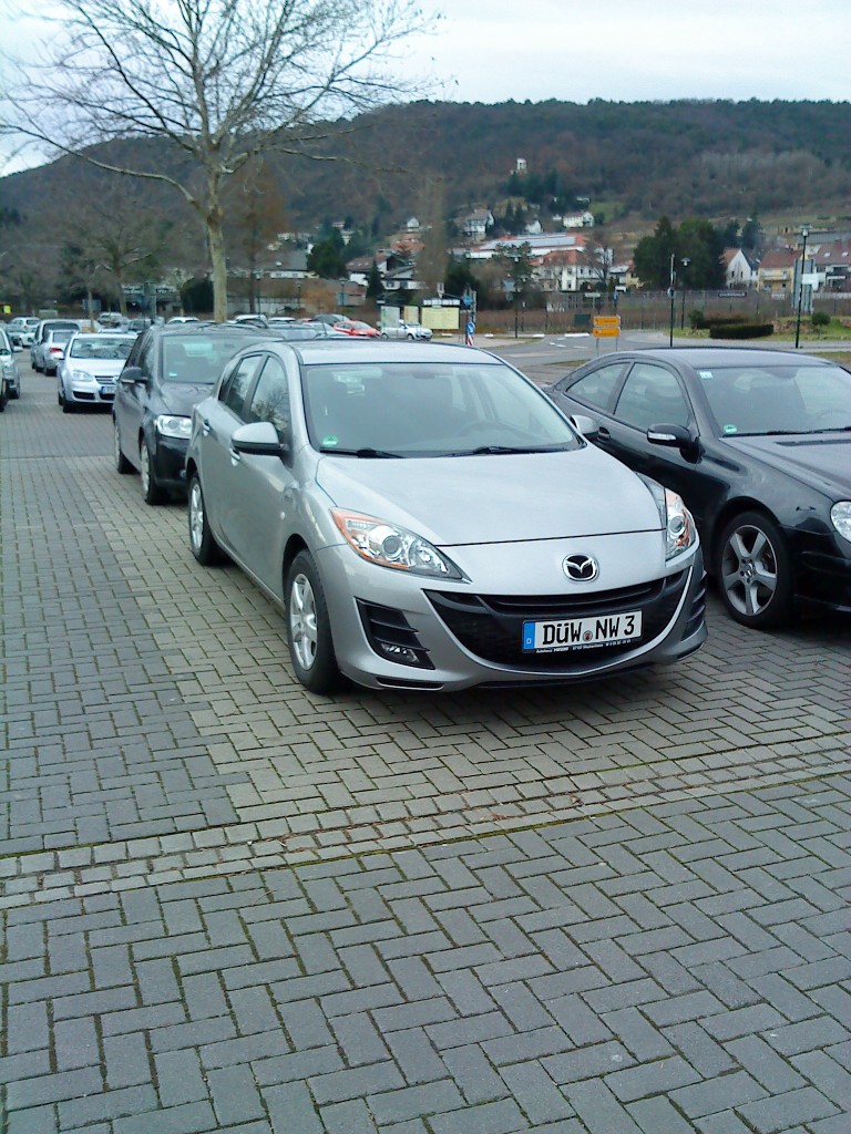 PKW Mazda 3 gesehen auf dem Wurstmarktgelnde in Bad Drkheim am 07.01.2014