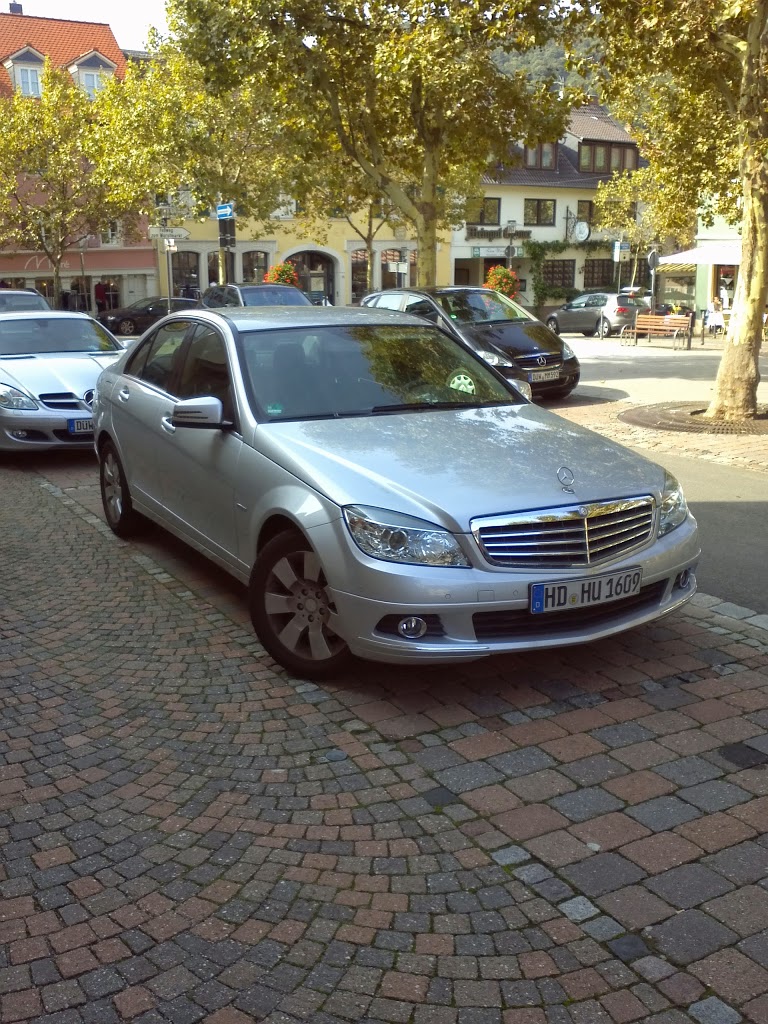 PKW Mercedes-Benz C 220 auf dem Scjlossplatz in Bad Drkheim am 26.09.2013