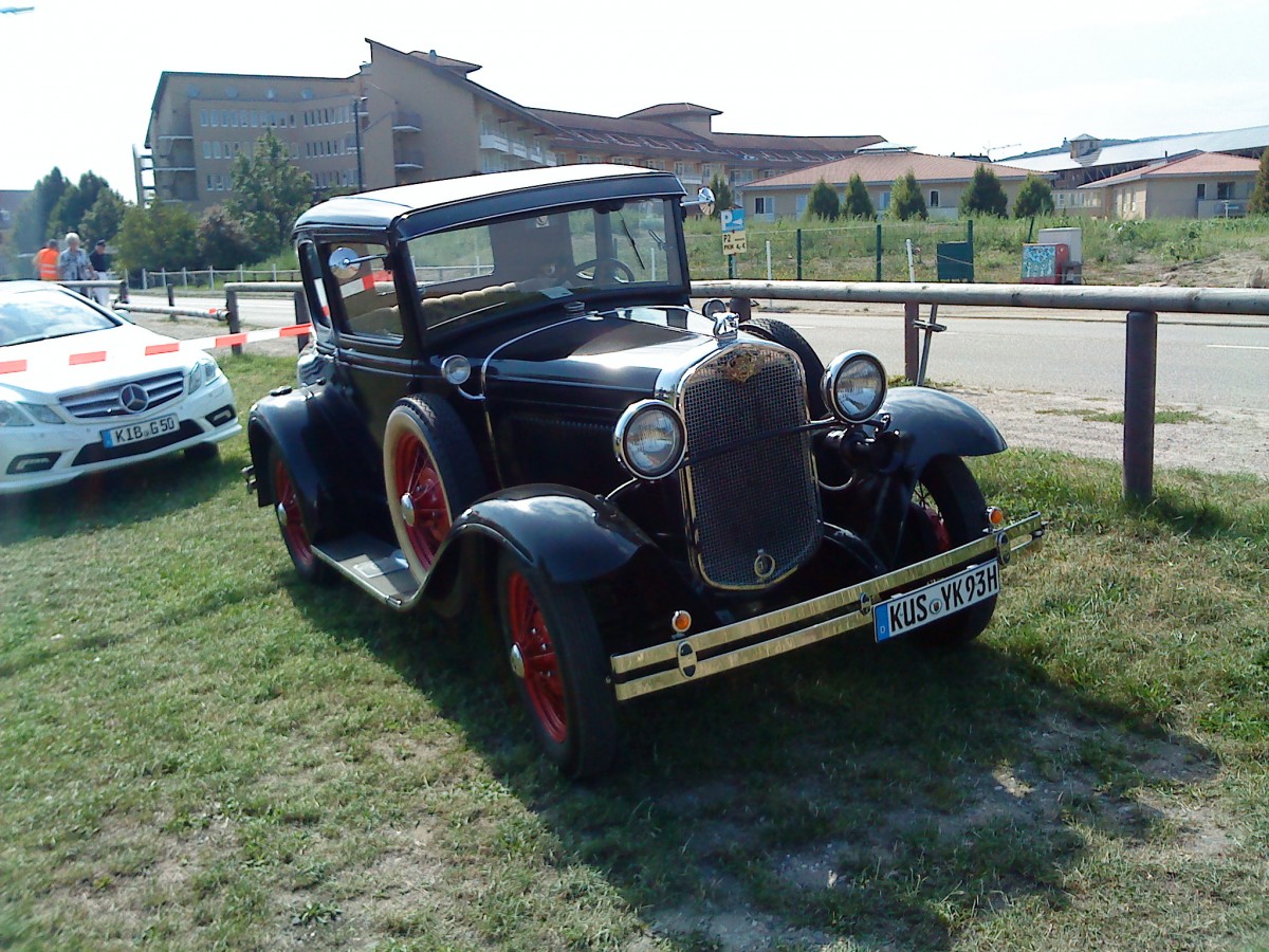 PKW Oldtimer auf einem Parkplatz in Bad Drkheim am 05.09.2013 ( wer weiss, welches Modell dies ist ? )