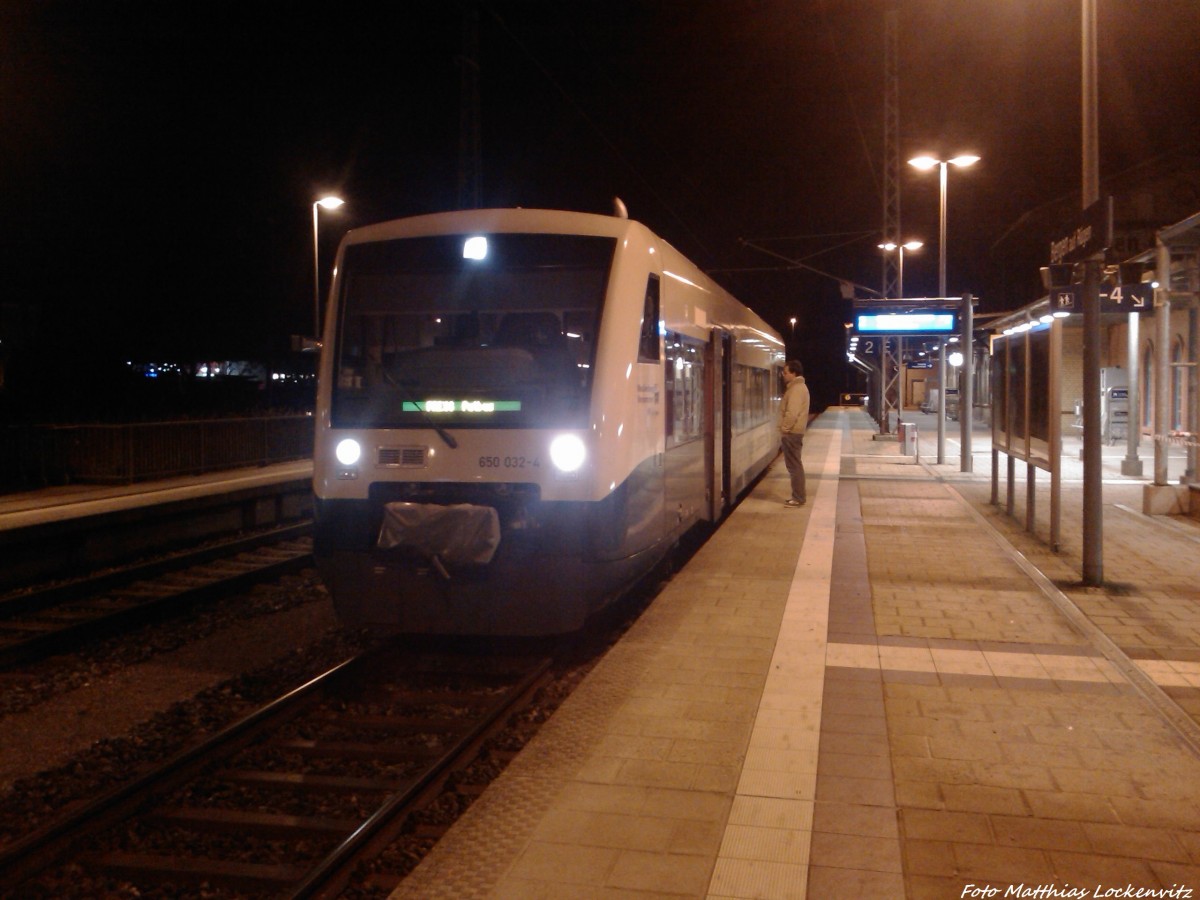 PRESS 650 032-4 steht als PRE 81287 mit ziel Putbus statt Gleis 1 auf Gleis 2 im Bahnhof Bergen auf Rgen am 13.11.13