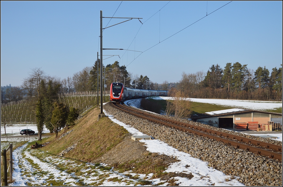 RABe 502 203-8 scheint nicht zu wanken trotz schneller Fahrt, völlig gerade auf dem Gleis, dabei war er subjektiv deutlich schneller als der nachfolgende GTW. Möglicherweise eine Testfahrt mit aktivierter WAKO. Ossingen, Januar 2016. 