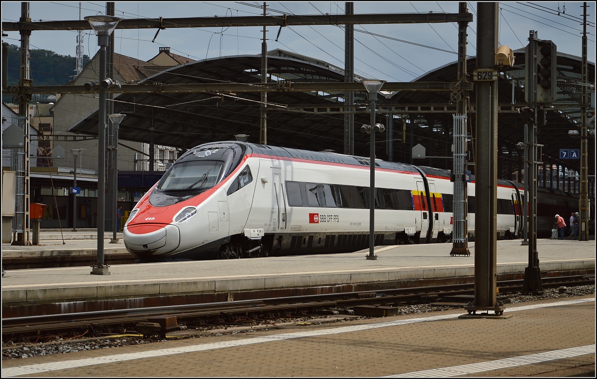 RABe 503 015-4 in Olten. Die Pinocchioschnauze sorgt immer für passendes Licht für s Foto. Juli 2016.