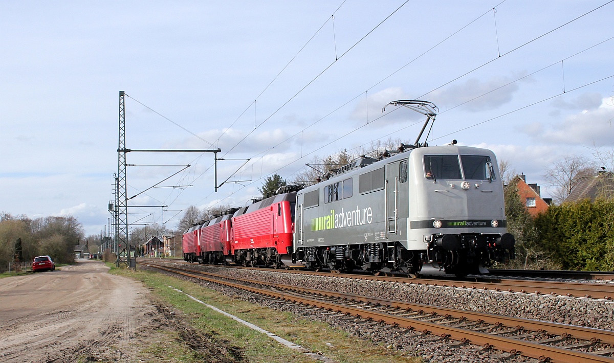 RailAdv 111 029-5 mit ex DSB EA 3010  Søren Hjordt , EA 3022  Søren Frich  und EA 3007  Kirstine Meyer  unterwegs Richtung Süden. Owschlag 10.04.2021