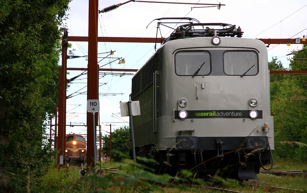 RailAdv 139 558 wird gerade aufger�stet, im Hintergrund die SRP MY 1148. Pattburg/DK 08.08.2022