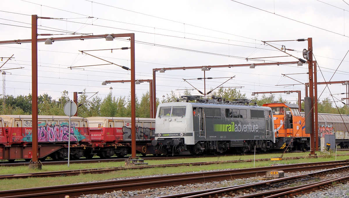 RailAdventure 111 082-4 wird von der ex MK 611 für ihre Rückfahrt bereit gestellt. Pattburg 01.10.2020 