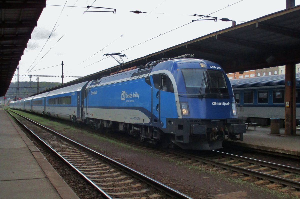 RailJet 1216 237 durchfahrt am 6 April 2017 Praha-Vrsocive.