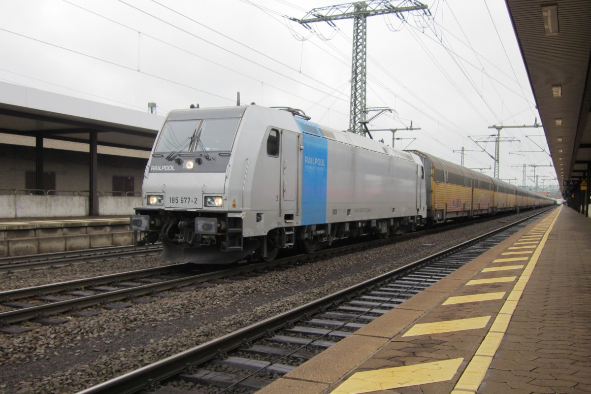Railpool 185 677 war so freundlich am 1 Juni 2012 in Fulda zu warten, bis der Fotograf den Zug aufs Chip gebrannt hatte.