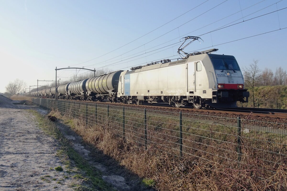 RailPool 186 105 zieht ein Kesselwagenzug durch Tilburg-Reeshof am Abend von 10 Mrz 2022.