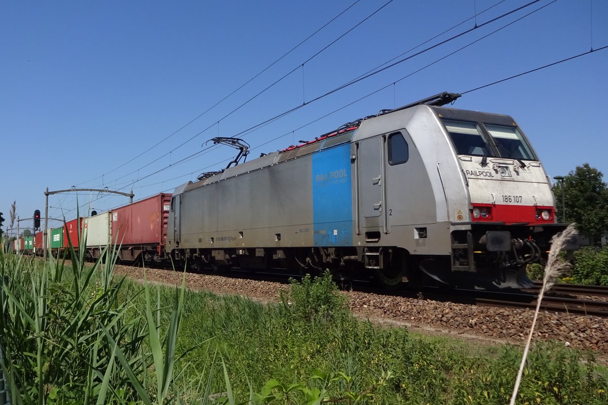 RailPool 186 107 schleppt ein KRE-Containerzug durch Oisterwijk am 28 Juni 2019. 
