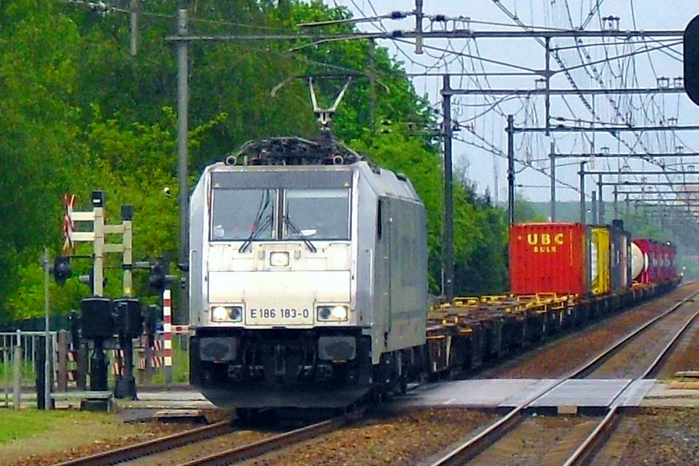 Railpool 186 183 durchfahrt Wijchen am 25 Februar 2013.