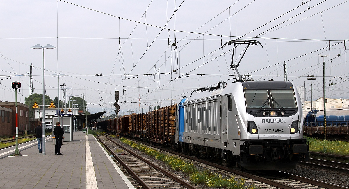 Railpool 187 345-4 mit laaaangem Holztransport durchfährt hier Neuwied Richtung Koblenz. 17.09.2021