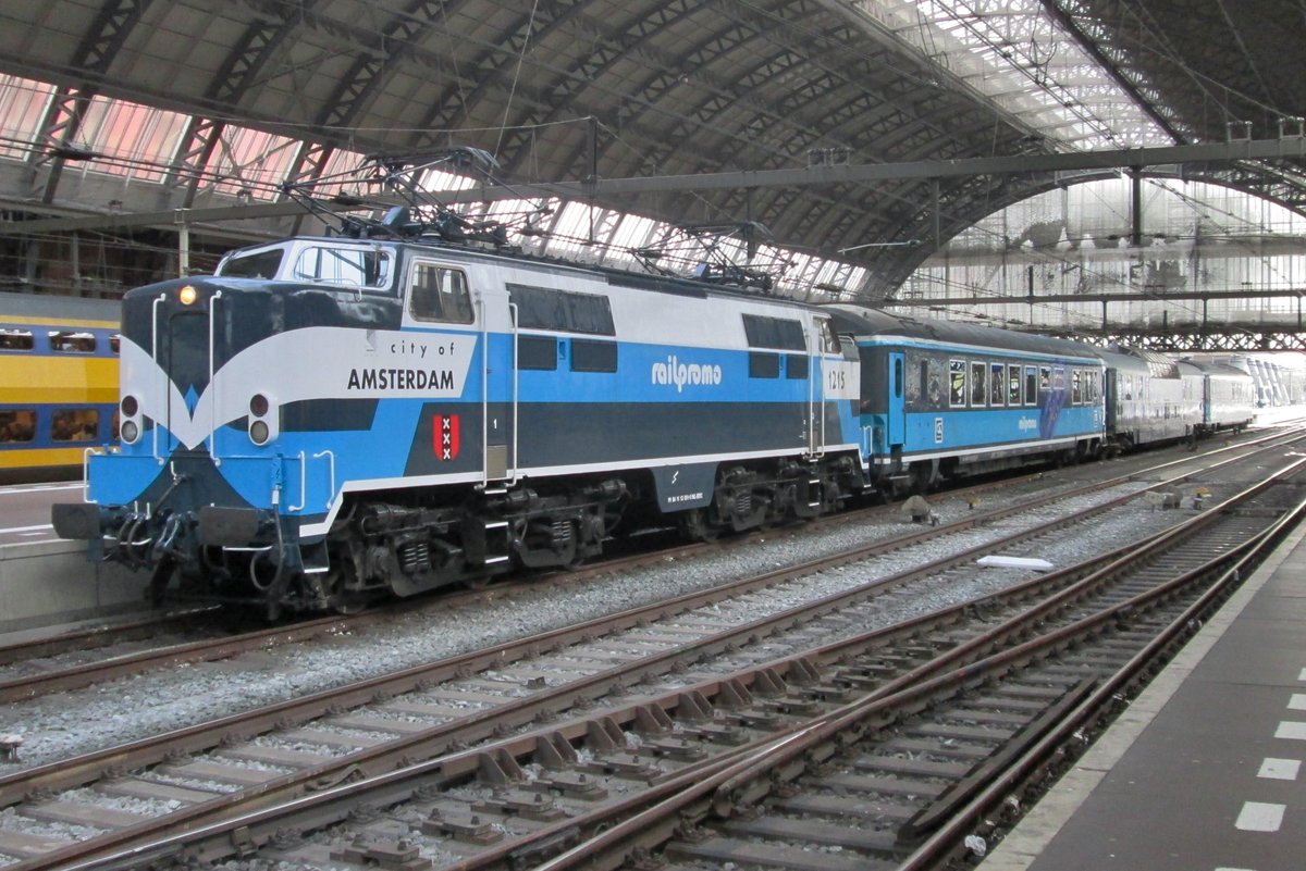 RailPromo 1215 verlässt mit der Dinner Train am 16 April 2016 Amsterdam Centraal.