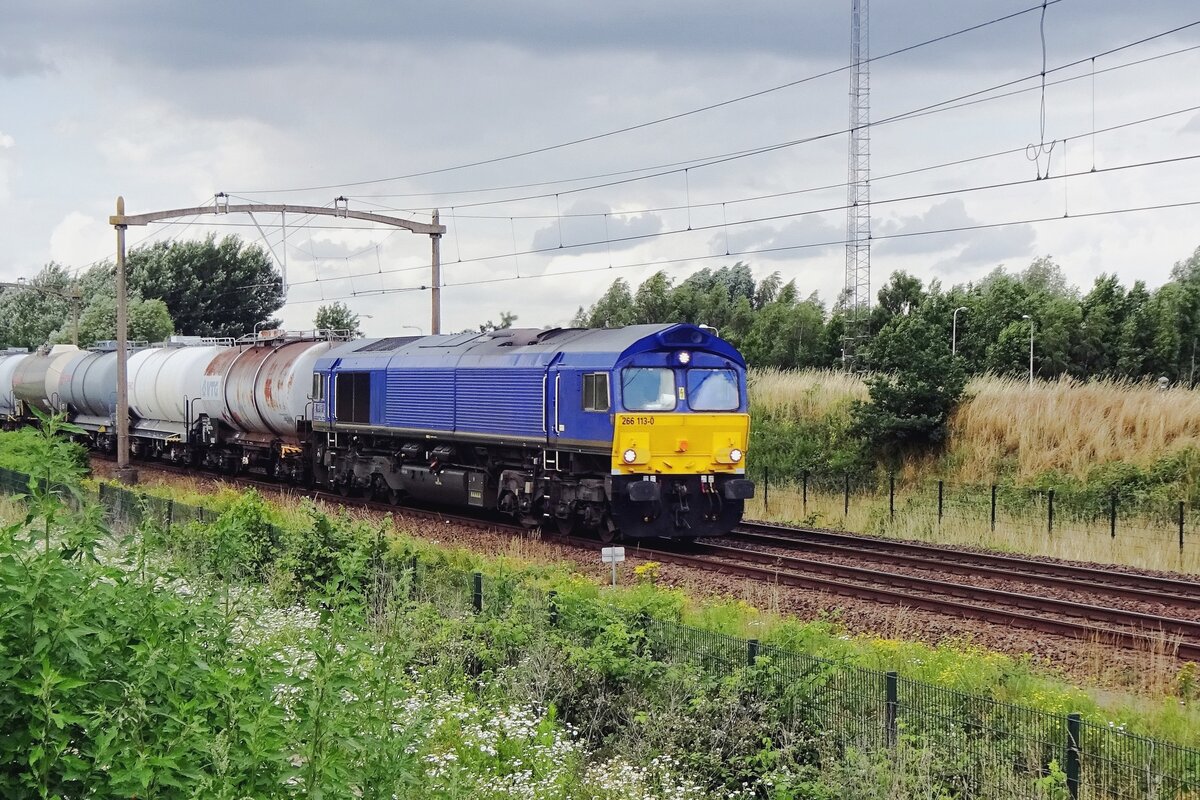 RailTraxx 266 13 schleppt ein Kesselwagenzug durch Tilburg-Reeshof am 7 Juli 2021.