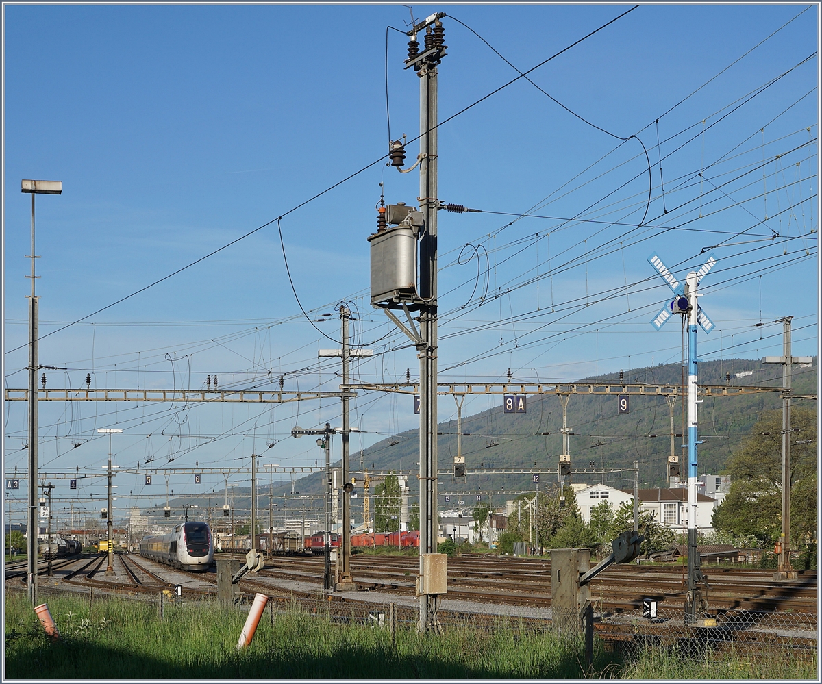 Rangierbahnhof Biel mit Semaphor Signalen (die letzten im Regel-Einsatz in der Schweiz) und dem hier z.Z. während der Nacht abgestellten TGV. 

24. April 2019