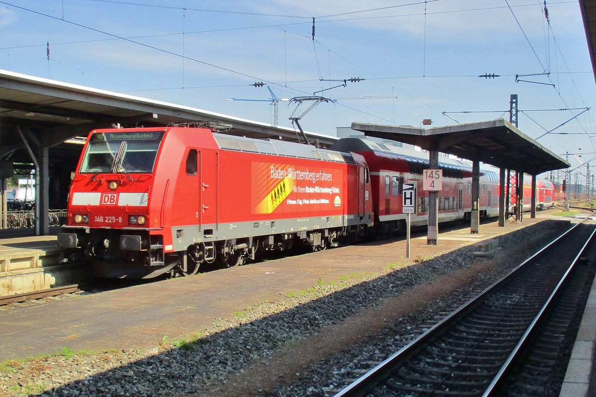 RE mit 146 225 steht am 22 Mai 2018 in Offenburg. 