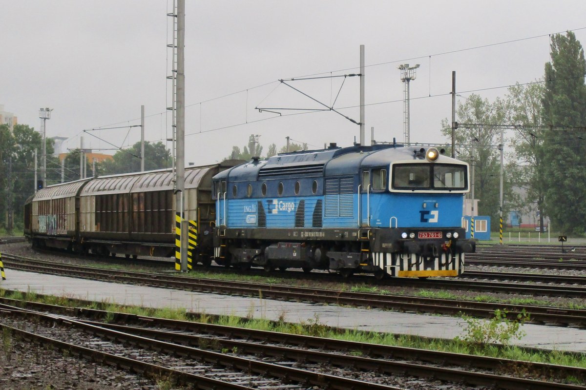 Regen und ein Lokalguterzug mit 753 761 waren present in Ostrava hl.n. am 23 September 2017.