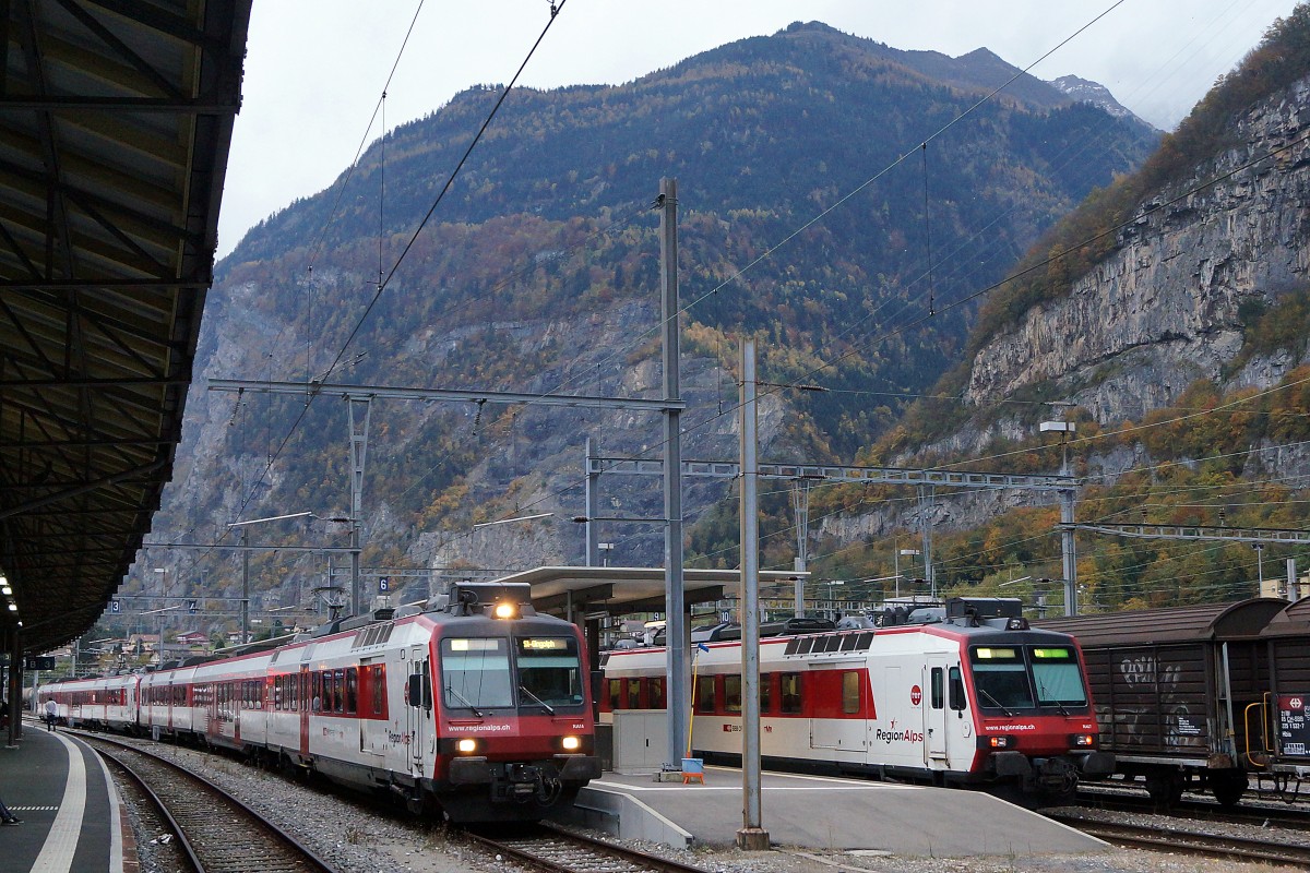 Region Alps: Abendverkehr in St. Maurice vom 4. November 2014 bei sehr schlechter Witterung. Zwei Doppeltraktionen RBDe 560 Do von Region Alps (rer Valais) standen zur Abfahrt beireit nach St-Gingolph und Brig.
Foto: Walter Ruetsch  