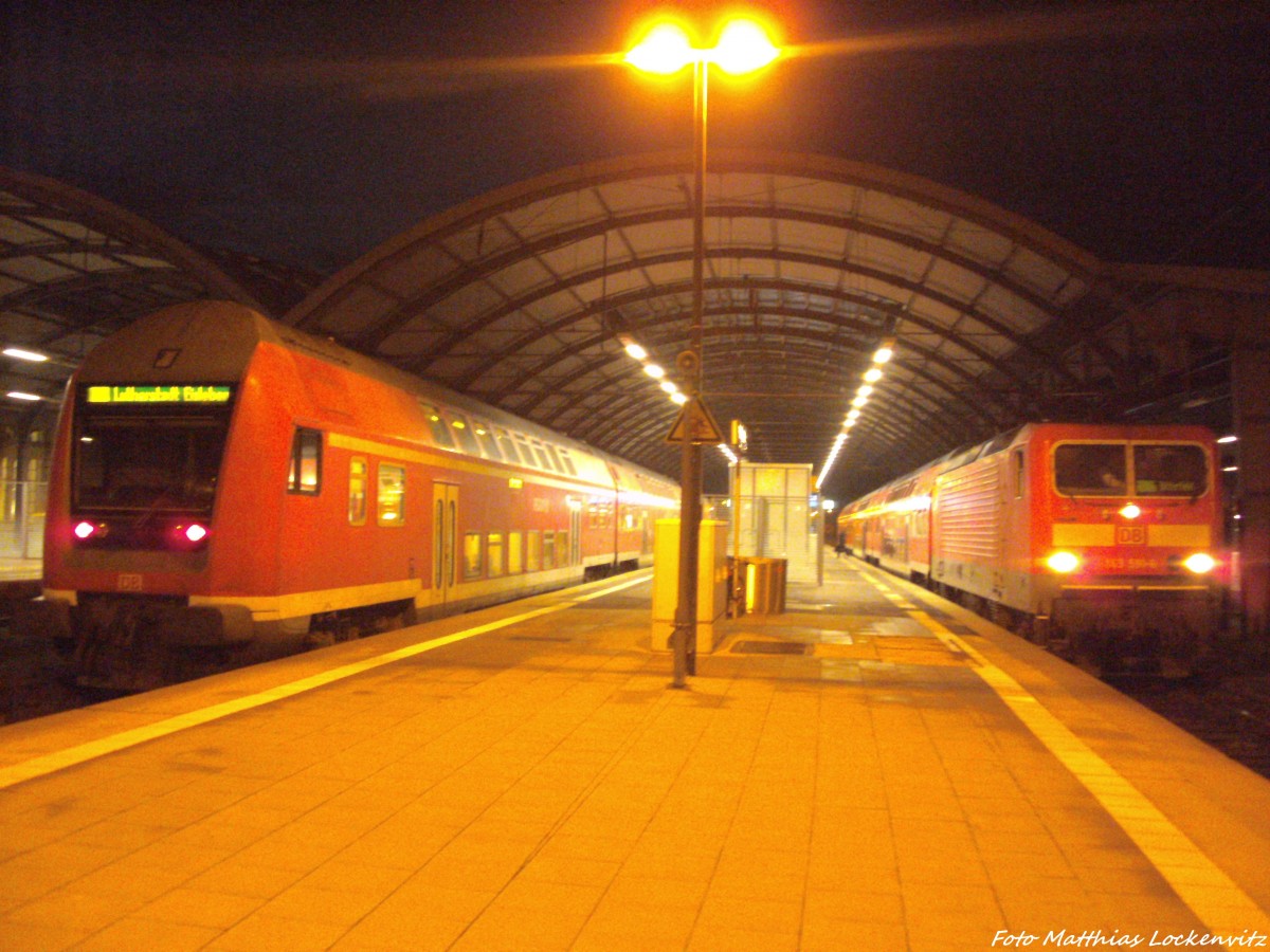 RegionalBahn und 143 561 im Bahnhof Halle (Saale) Hbf am 10.11.14