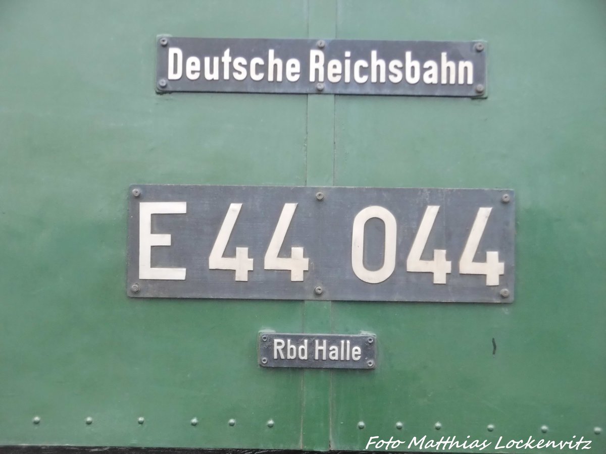 Reichsbahnschild, Loknummer und Reichsbahndirektion von der E44 044 in Grokorbetha am 17.4.16