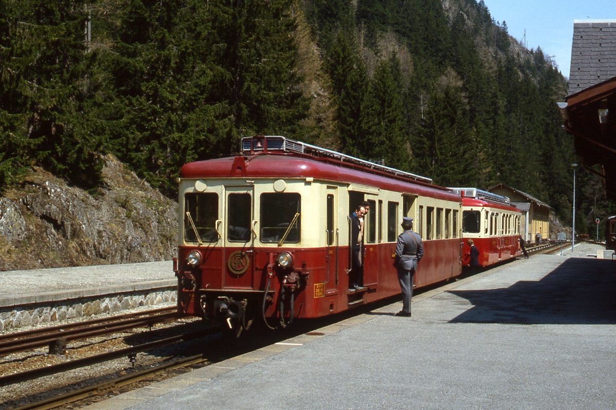 Rendevouz eines Z 600 der SNCF (noch in alter Farbgebung und mit SNCF-Symbol an der Front) und eines BDeh 4/4 der MC im Bahnhof Le Chatelard-Frontiere (Mai 1980), vor der Abfahrt in Richtung Chamonix bleibt noch Zeit für eine Unterhaltung zwischen Zollbeamten und Zugperonal