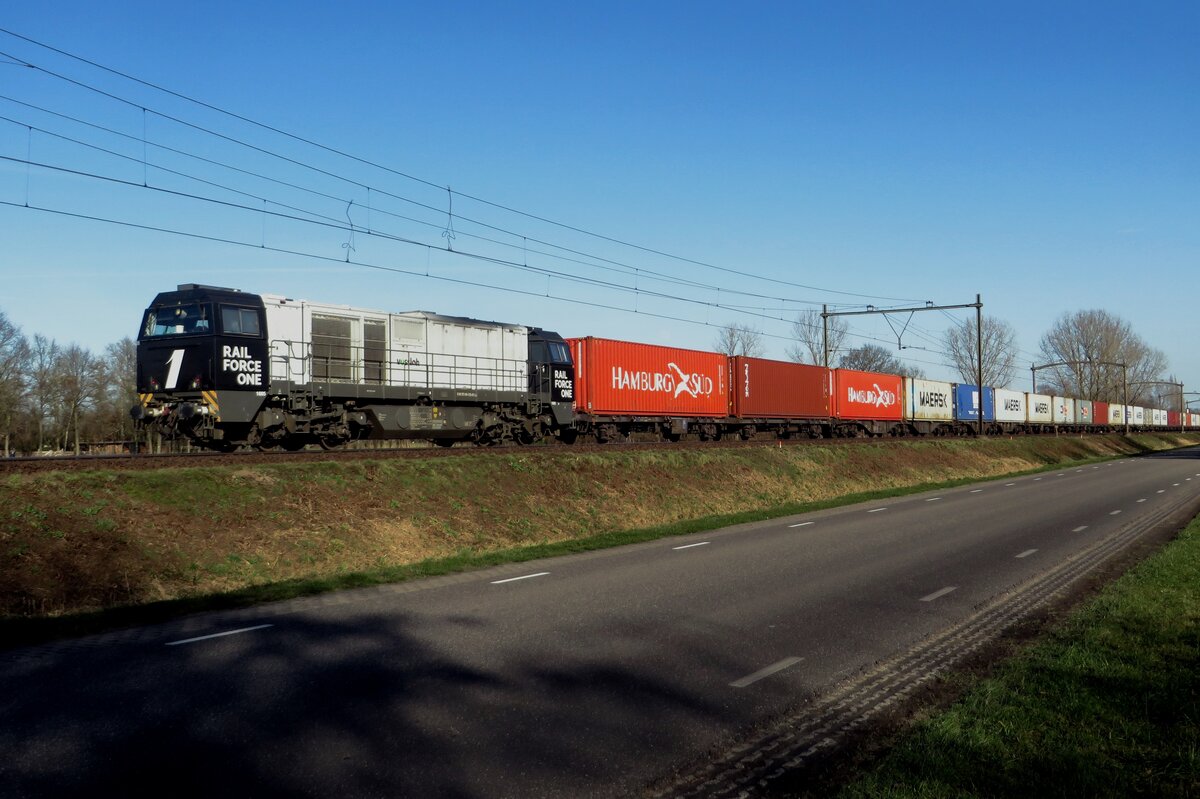 RFO 1605 durchfahrt mit ein Containerzug am Haken Roond am 30 März 2021.