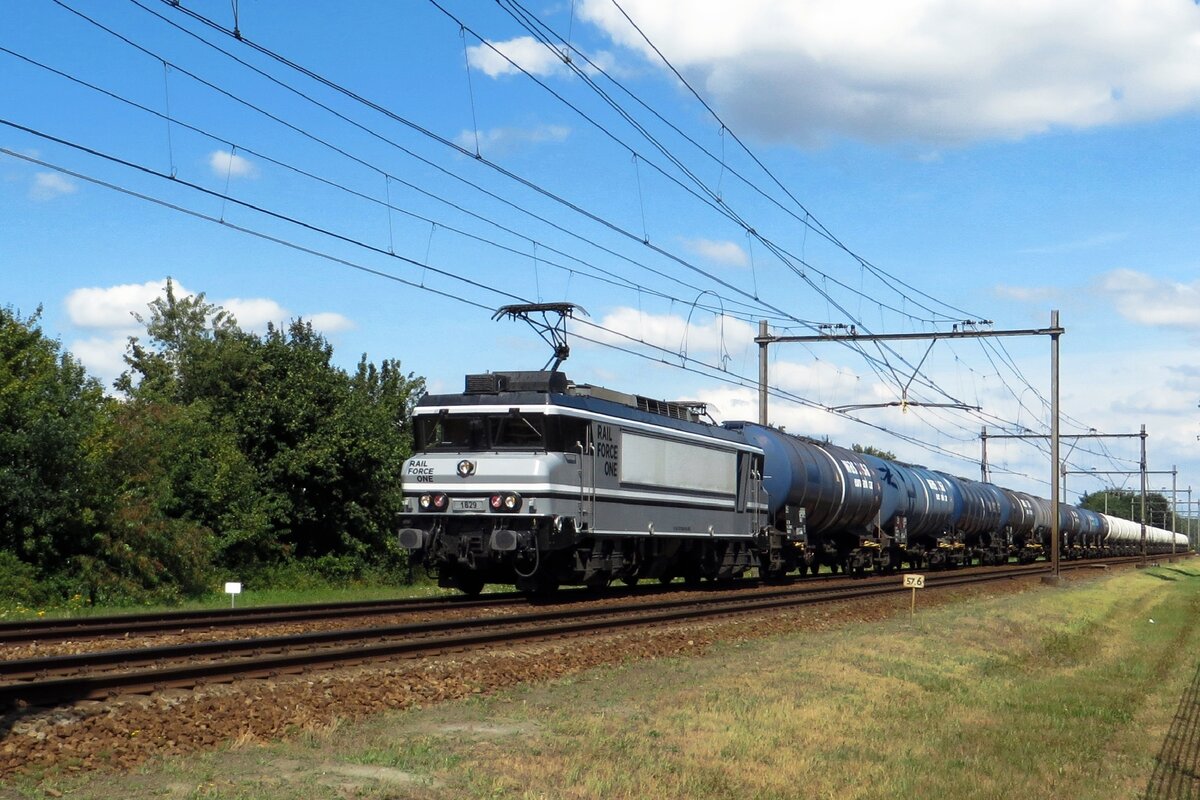 RFO 1829 schleppt ein Kesselwagenzug durch Alverna nach Oss am 2 Augustus 2020.