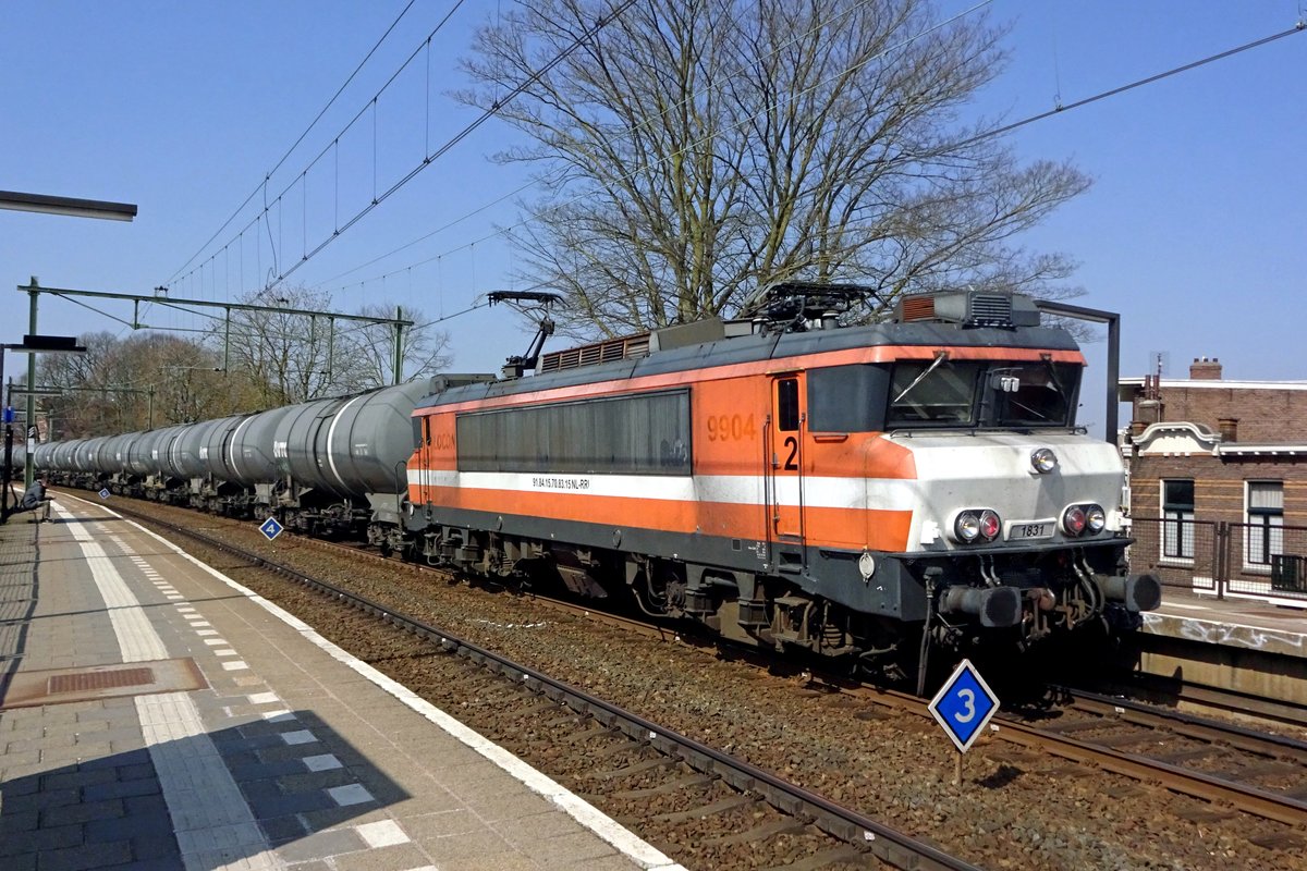 RFO 1831 -ex NS 1631, danach NS 1831, danach LOCON 9904- schleppt ein VTG-Kesselwagenzug durch Arnhem-Velperpoort am 27 Mrz 2020.
