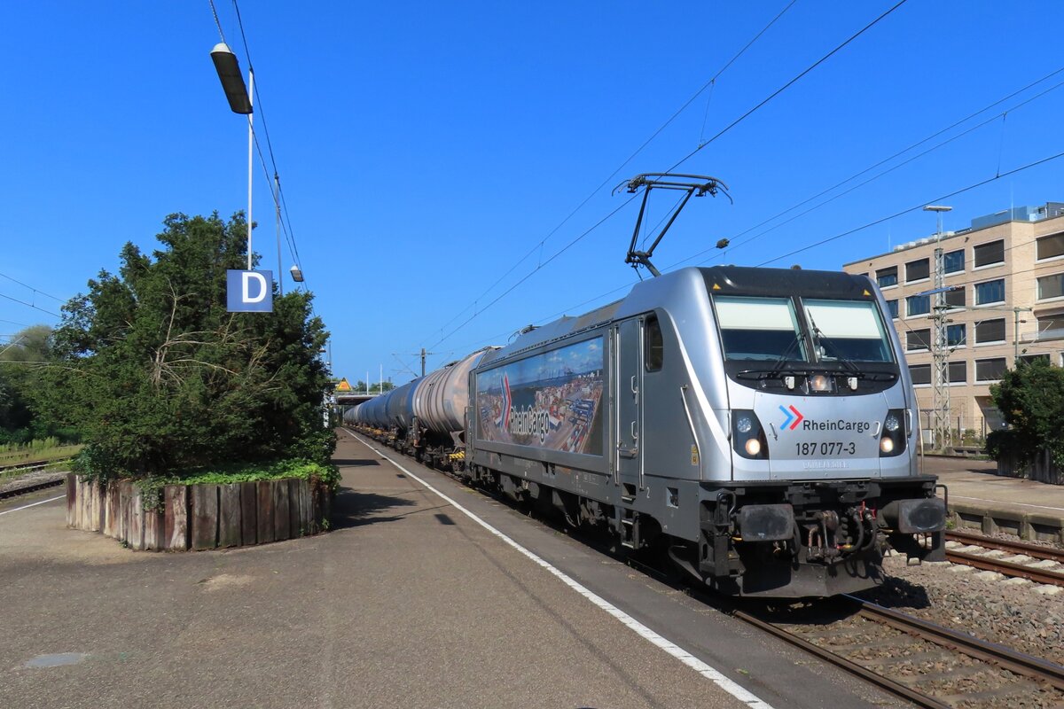 RheinCargo 187 077 zieht ein Kesselwagenzug durch Göppingen am 15 september 2023.